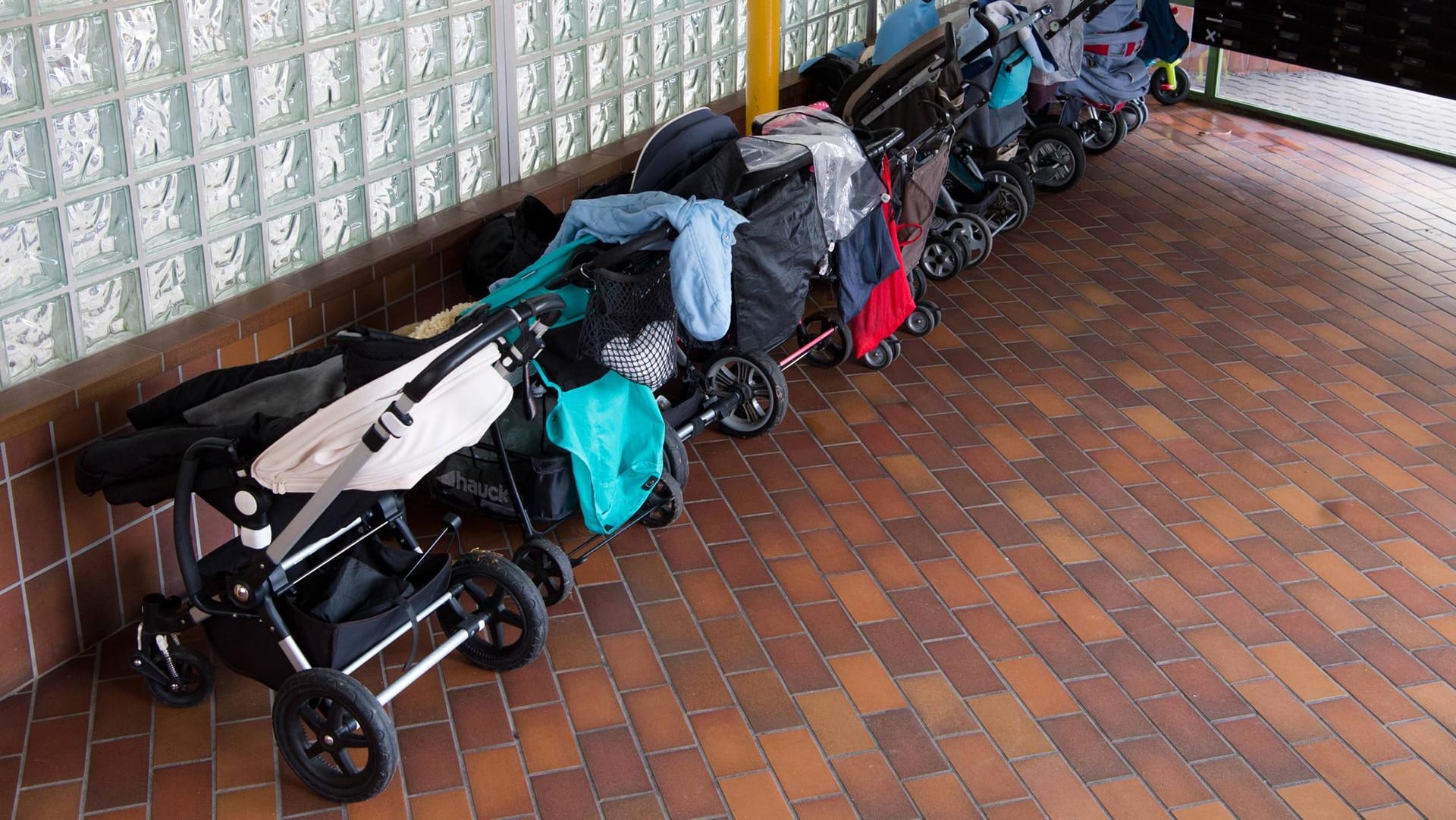 Kinderwagen in einem Hausflur: Die Hamburger Polizei ermittelt, ob die gefassten Jugendlichen auch die anderen etwa 1.000 Wagen gestohlen haben. (Symbolfoto)