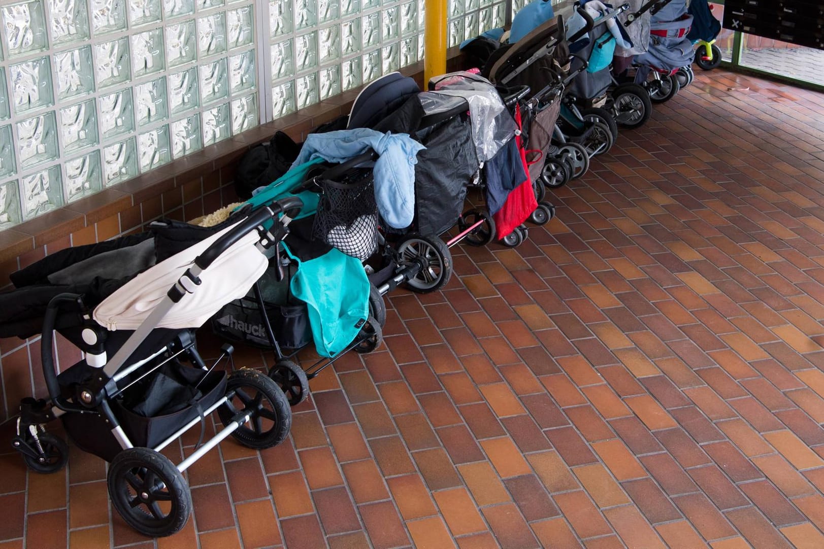 Kinderwagen in einem Hausflur: Die Hamburger Polizei ermittelt, ob die gefassten Jugendlichen auch die anderen etwa 1.000 Wagen gestohlen haben. (Symbolfoto)