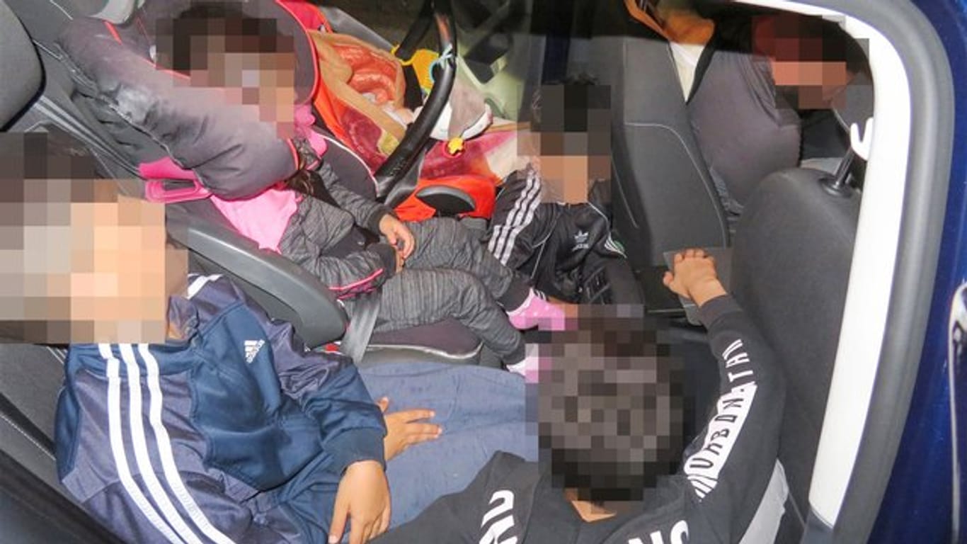 Dicht gedrängt saßen fünf Kinder im Alter von zwei Monaten, zwei, sieben, acht und elf Jahren im Rückraum des Wagens.