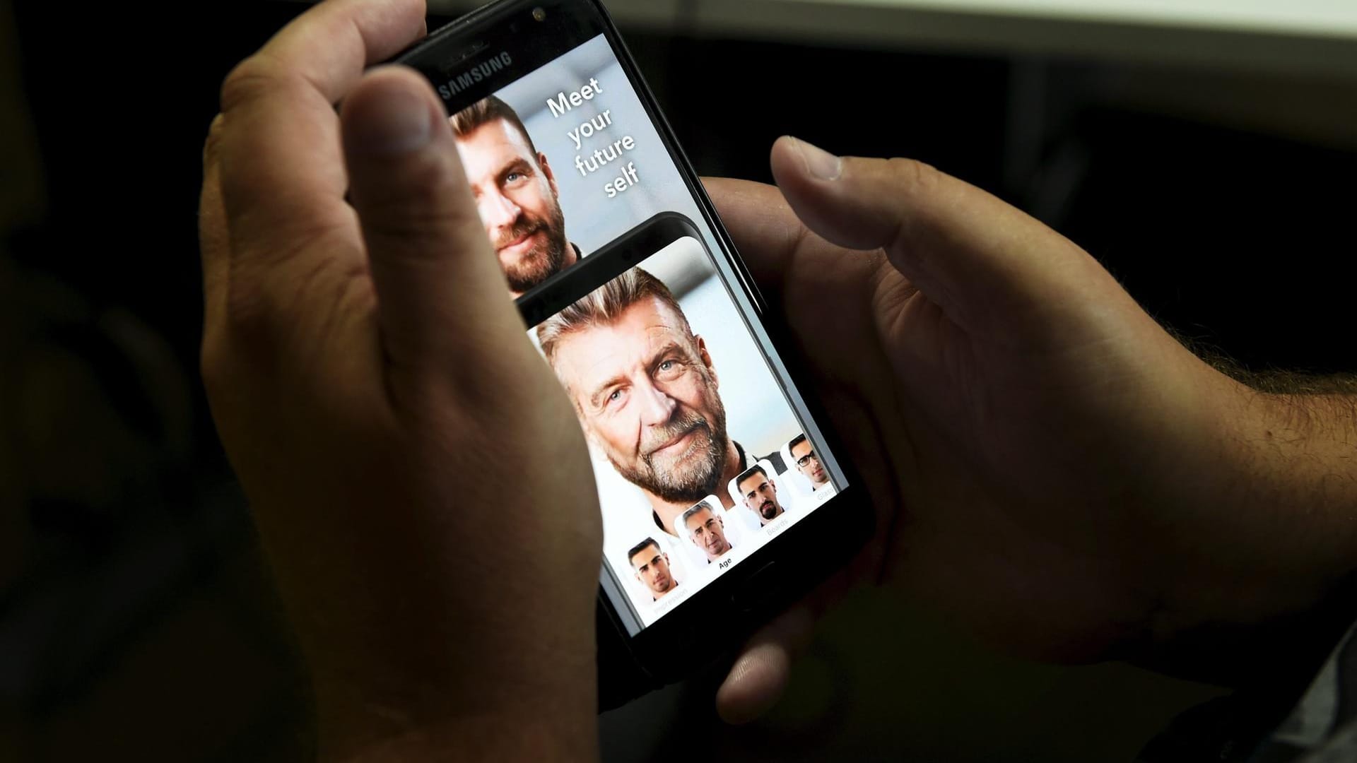 Ein Smartphone mit FaceApp: Betrüger missbrauchen den Hype um die App, um Nutzer in die Falle zu locken.