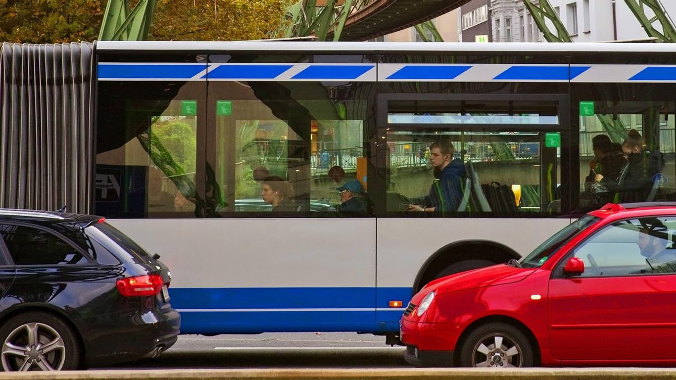 Ein Linienbus (Symbolfoto): In Bonn ist ein Mädchen schwer verletzt worden, nachdem es aus einem Bus fiel.
