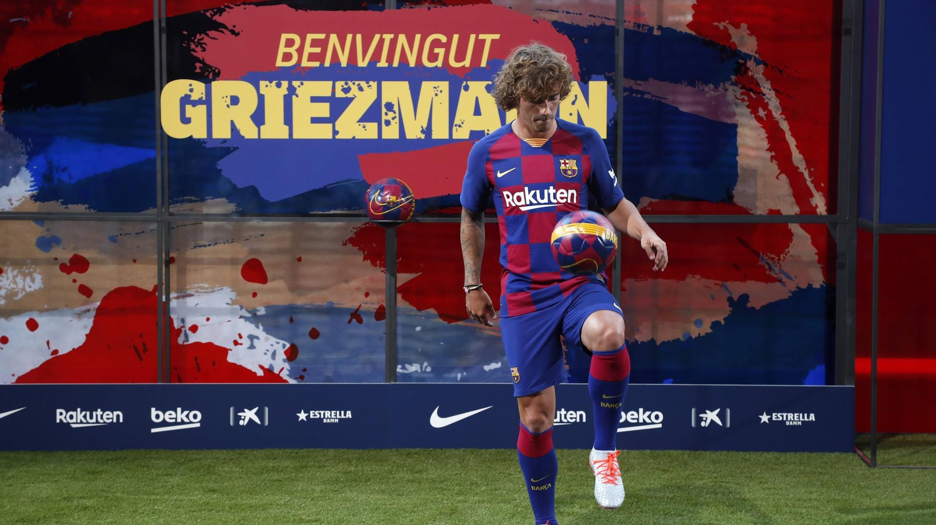 Antoine Griezmann zeigt bei seiner Präsentation sein Können: Er soll mit Messi und Suarez den besten Sturm der Welt bilden.