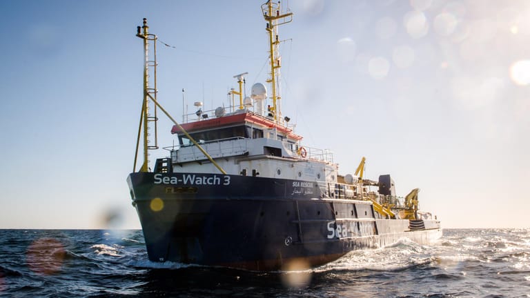 Die "Sea-Watch 3" vor der libyschen Küste: Eine Mehrheit der Deutschen findet private Seenotrettung prinzipiell gut.
