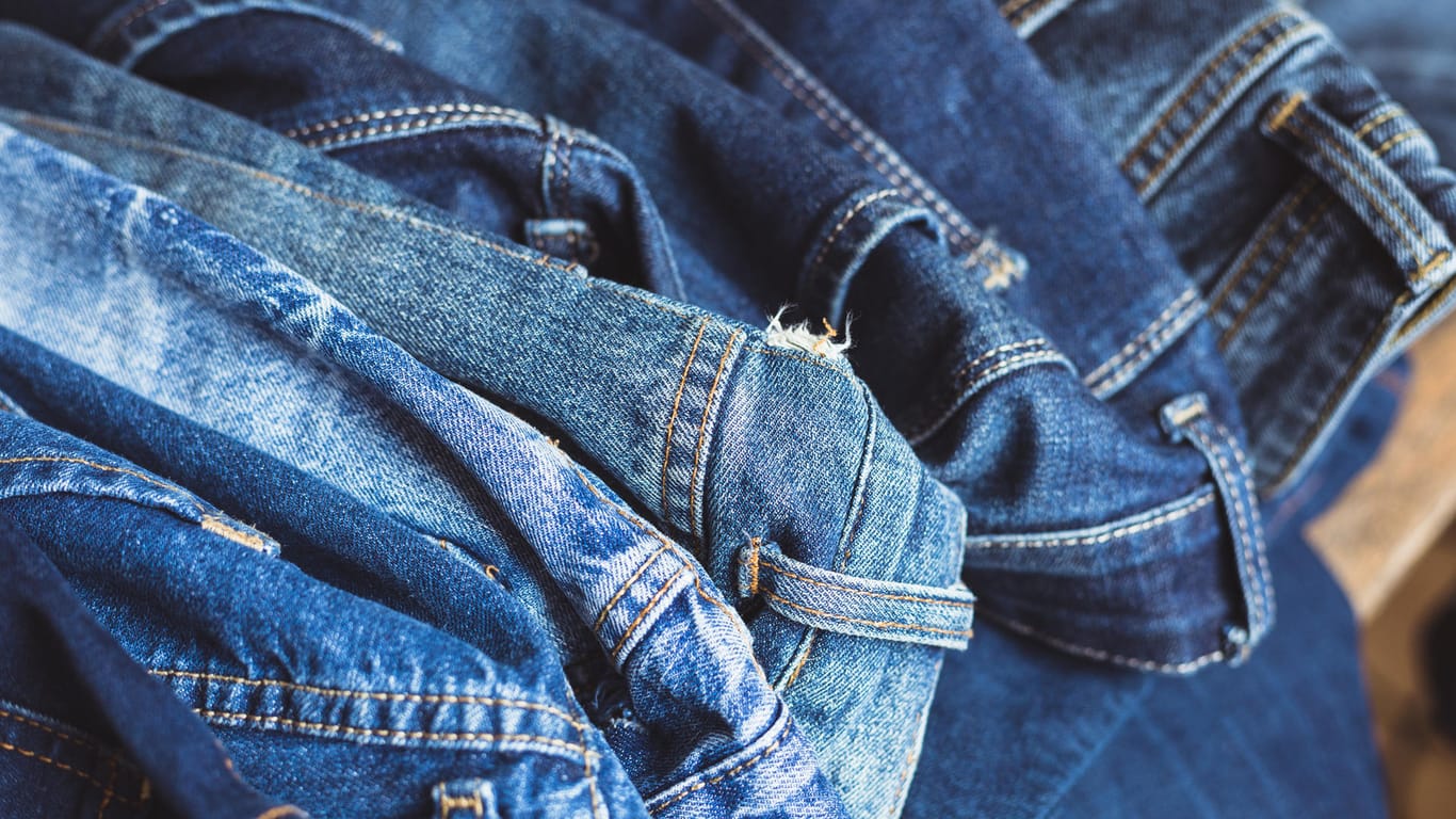 Mehrere Jeanshosen: In 15 der getesteten Hosen hat "Öko-Test" einen Schadstoff in erhöhten Mengen nachgewiesen.