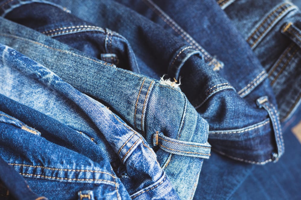 Mehrere Jeanshosen: In 15 der getesteten Hosen hat "Öko-Test" einen Schadstoff in erhöhten Mengen nachgewiesen.
