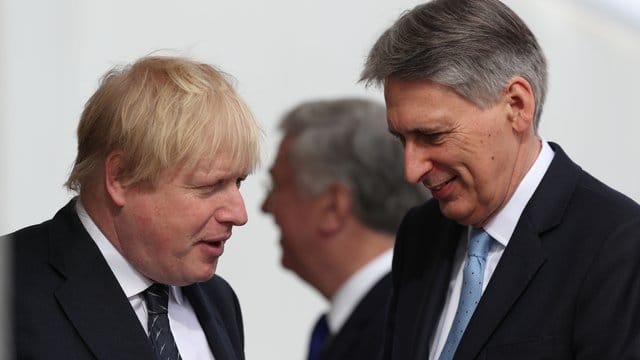 Boris Johnson und der britische Finanzminister Philip Hammond im trauten Gespräch vor zweieinhalb Jahren - jetzt will Hammond nicht einmal mehr ein Misstrauensvotum gegen Johnson ausschließen. Boris Johnson und der britische Finanzminister Philip Hammond im trauten Gespräch vor zweieinhalb Jahren - jetzt will Hammond nicht einmal mehr ein Misstrauensvotum gegen Johnson ausschließen.