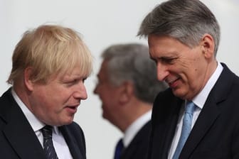 Boris Johnson und der britische Finanzminister Philip Hammond im trauten Gespräch vor zweieinhalb Jahren - jetzt will Hammond nicht einmal mehr ein Misstrauensvotum gegen Johnson ausschließen.
