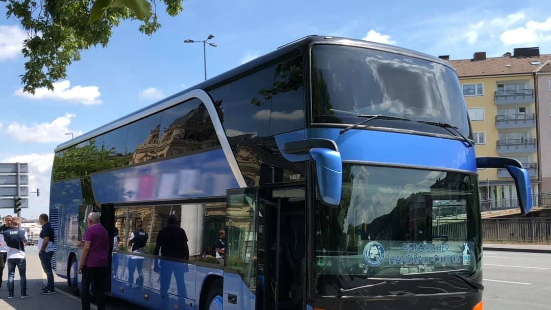 Der Mannschaftsbus des Bergischen HC: Die Handballer reisen zum Trainingslager nach Österreich.
