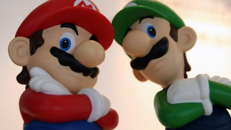 Mario und Luigi mit verschränkten Armen