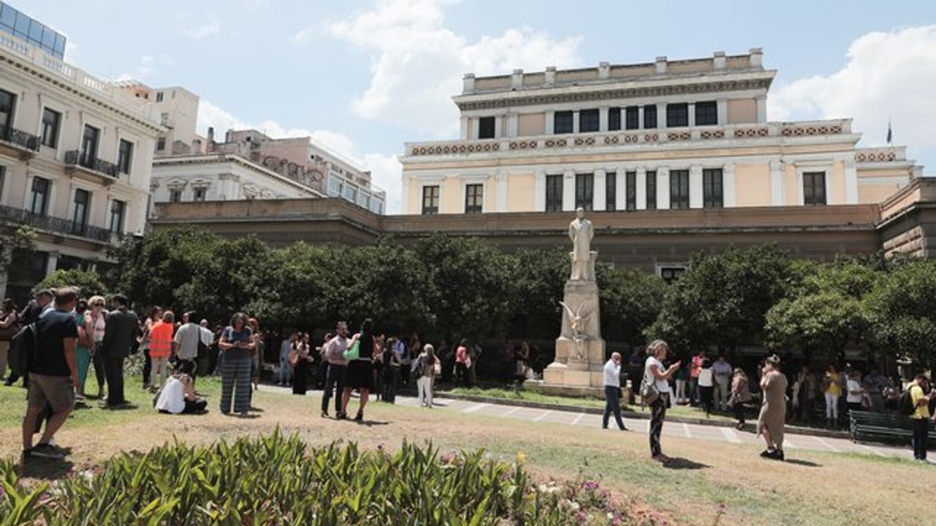 Nach dem Erdbeben sind viele Athener wie hier in der Nähe des Nationalen Historischen Museums ins Freie gerannt.