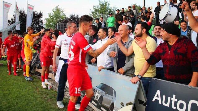 Die Spieler von Türkgücü München lassen sich von ihren Fans feiern. Die Spieler von Türkgücü München lassen sich von ihren Fans feiern.