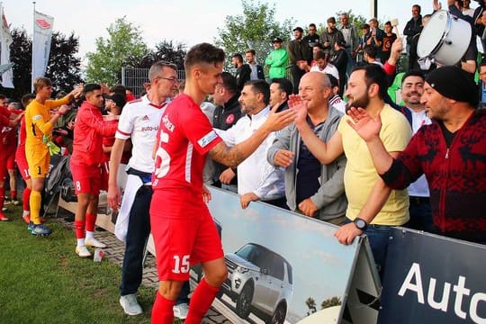 Die Spieler von Türkgücü München lassen sich von ihren Fans feiern.