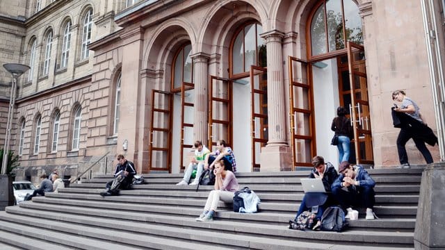 Studentenvor dem Hauptgebäude der Rheinisch-Westfälischen Technischen Hochschule (RWTH) Aachen. Studentenvor dem Hauptgebäude der Rheinisch-Westfälischen Technischen Hochschule (RWTH) Aachen.