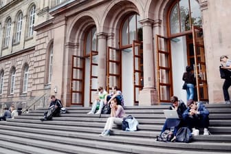 Studentenvor dem Hauptgebäude der Rheinisch-Westfälischen Technischen Hochschule (RWTH) Aachen.