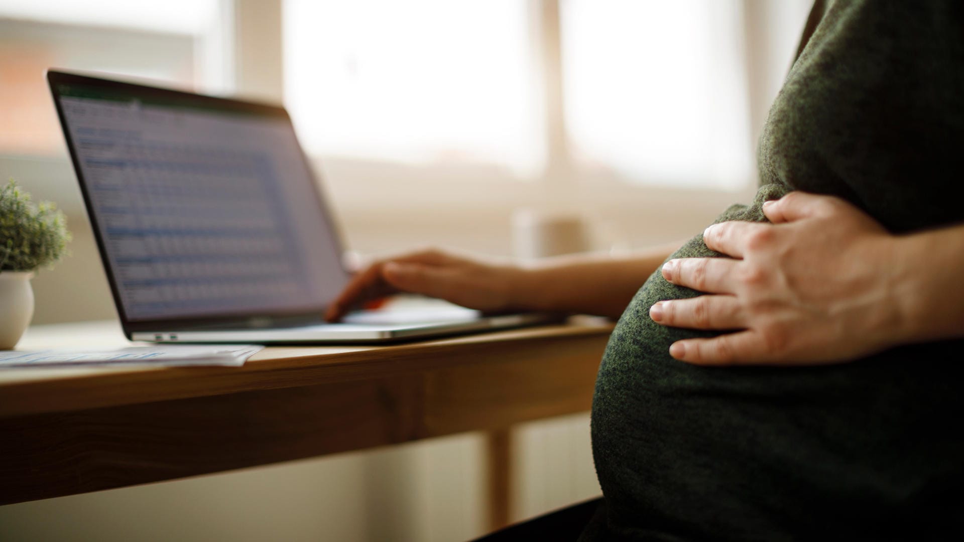 Schwangere Frau am Computer: Eine Schülerin aus Guinea hat ihr Kind während einer Prüfung bekommen. (Symbolbild)