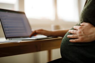 Schwangere Frau am Computer: Eine Schülerin aus Guinea hat ihr Kind während einer Prüfung bekommen. (Symbolbild)