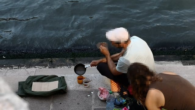 Zwei deutsche Touristen sollen fast 1000 Euro Strafe zahlen, weil sie sich an der Rialto-Brücke einen Kaffee gekocht haben. Zwei deutsche Touristen sollen fast 1000 Euro Strafe zahlen, weil sie sich an der Rialto-Brücke einen Kaffee gekocht haben.