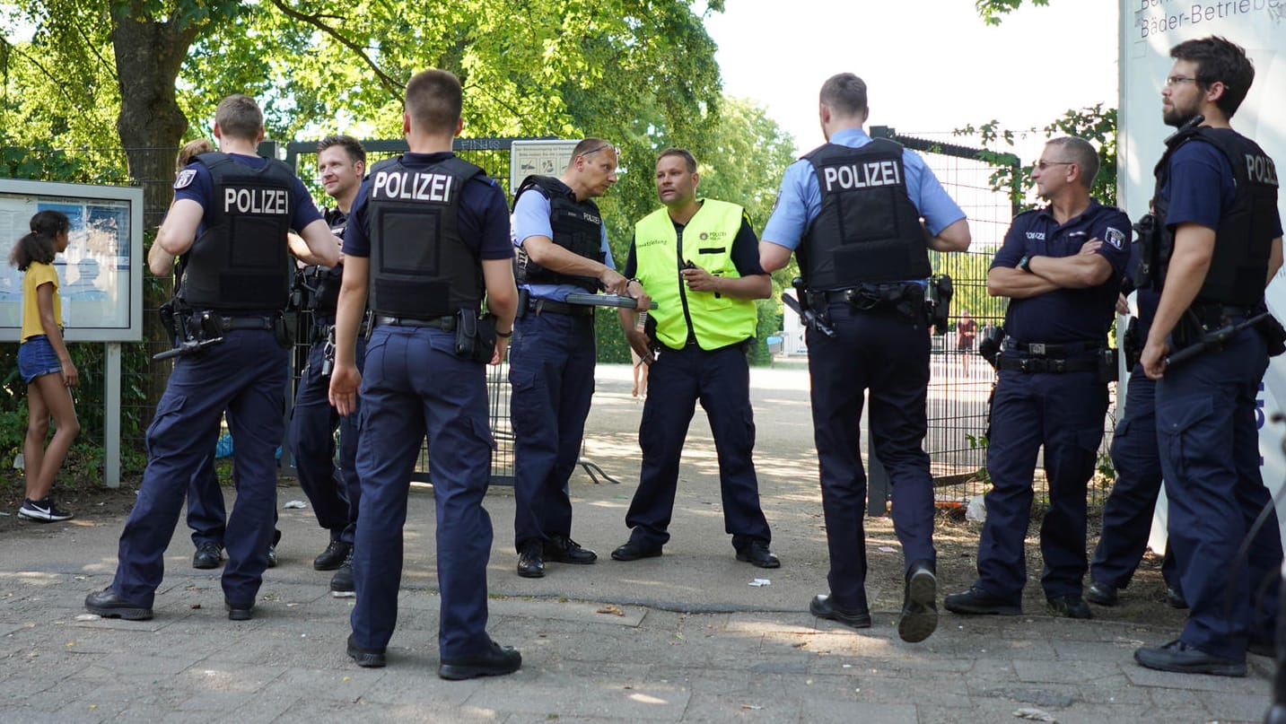 Polizei vor dem Eingang des Sommerbades Pankow: Die Konflikte in den Schwimmbädern haben viele Ursachen, meint Kolumnistin Lamya Kaddor.