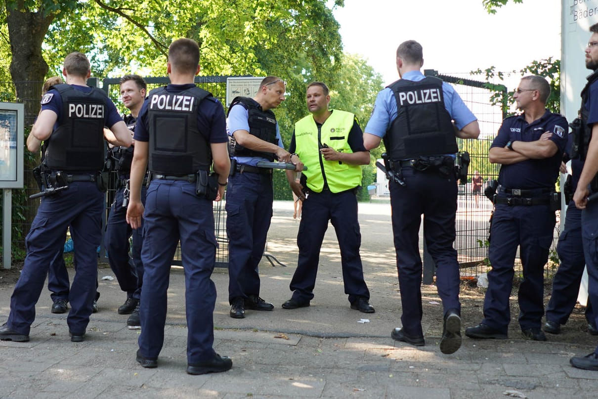 Polizei vor dem Eingang des Sommerbades Pankow: Die Konflikte in den Schwimmbädern haben viele Ursachen, meint Kolumnistin Lamya Kaddor.