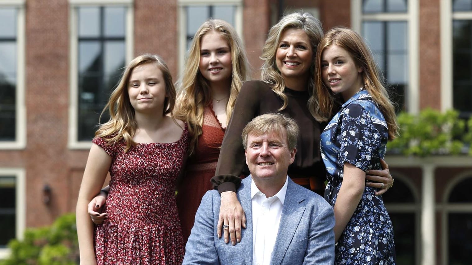 Sommershooting: König Willem-Alexander der Niederlande kniet für ein Foto vor seiner Frau Königin Máxima und den drei gemeinsamen Töchtern.