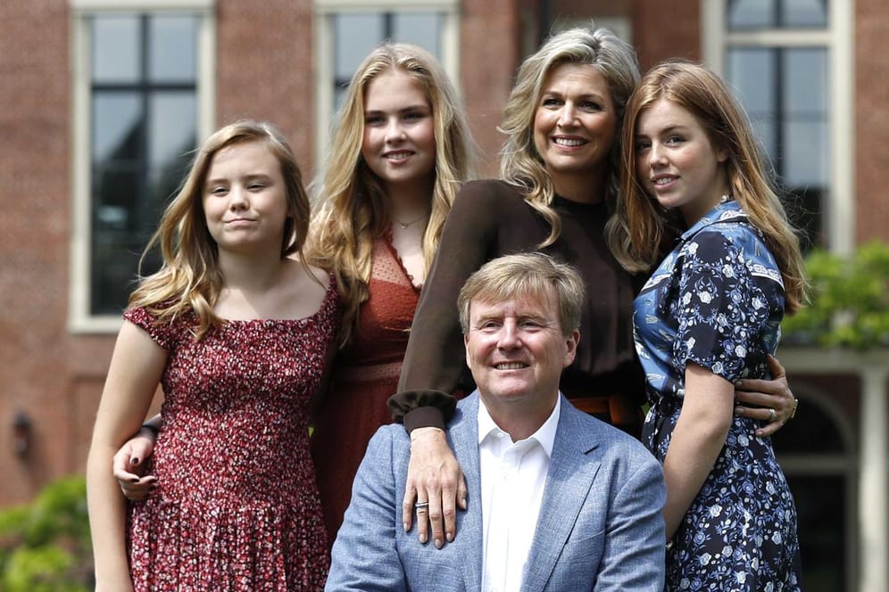 Sommershooting: König Willem-Alexander der Niederlande kniet für ein Foto vor seiner Frau Königin Máxima und den drei gemeinsamen Töchtern.