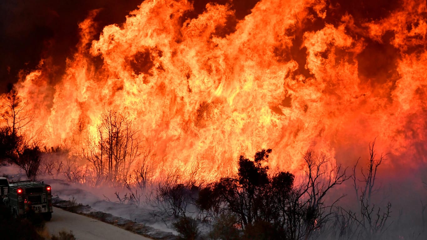 Feuerwehrleute bekämpfen einen Brand nahe Los Angeles in Kalifornien: Schon heute brennt es heftig auch in Deutschland. Waldbrände sind eine Folge der Klimakrise – und verschärfen sie gleichzeitig.