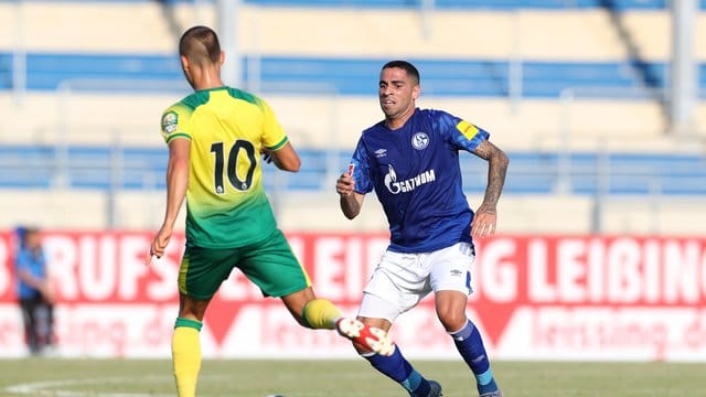 Norwichs Moritz Leitner (l) im Duell mit Schalkes Omar Mascarell.
