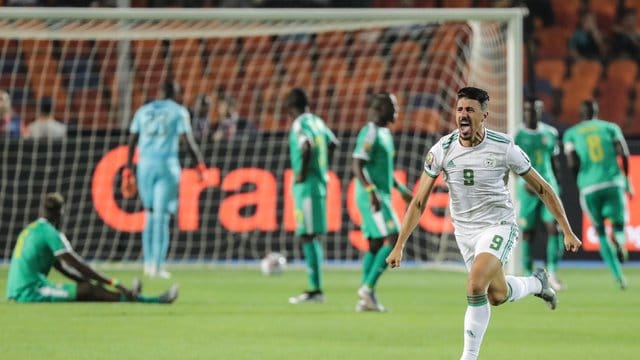 Algeriens Baghdad Bounedjah jubelt über den Siegtreffer im Finale des Afrika Cups. Algeriens Baghdad Bounedjah jubelt über den Siegtreffer im Finale des Afrika Cups.