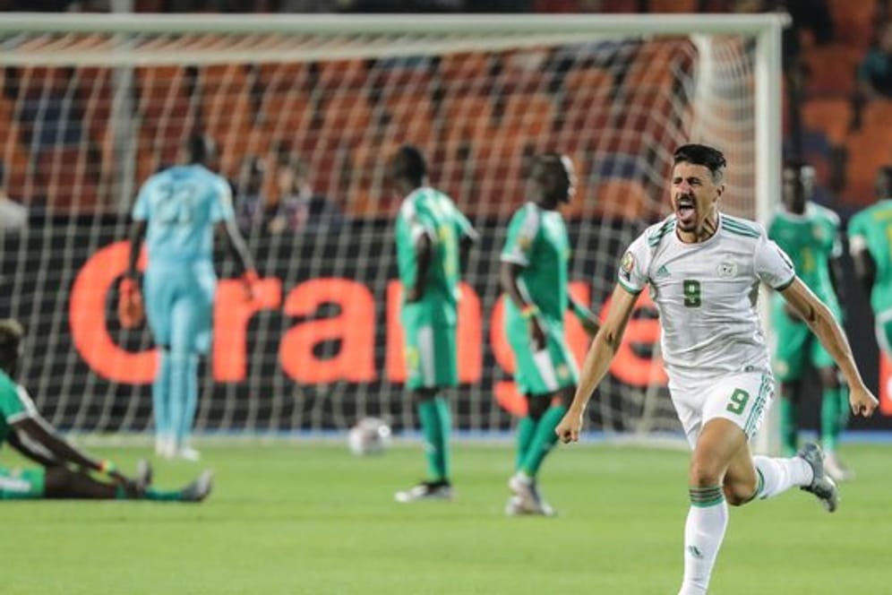 Algeriens Baghdad Bounedjah jubelt über den Siegtreffer im Finale des Afrika Cups.