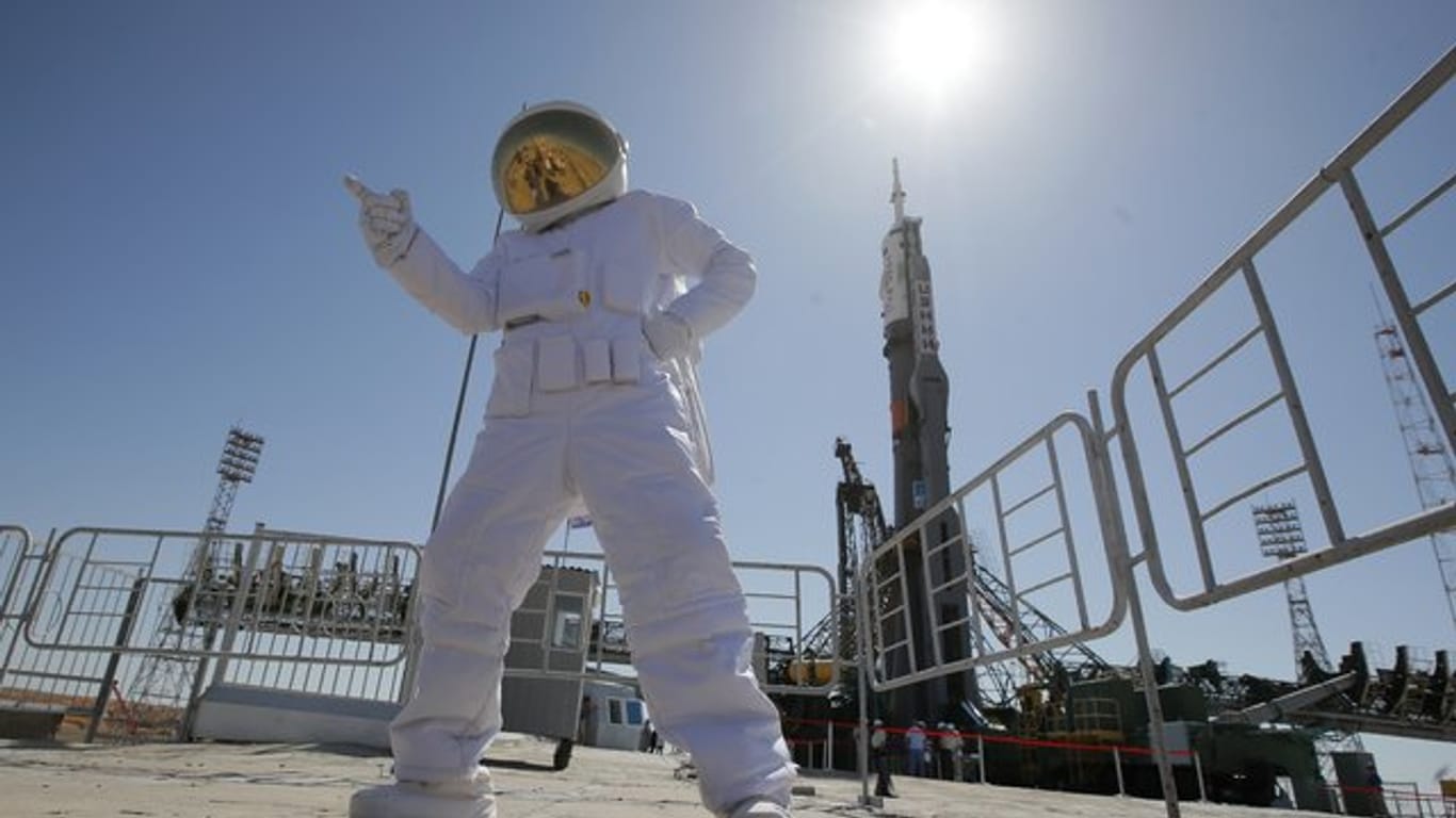 Ein Besucher posiert am Weltraumbahnhof Baikonur in einem selbstgefertigten Raumanzug.