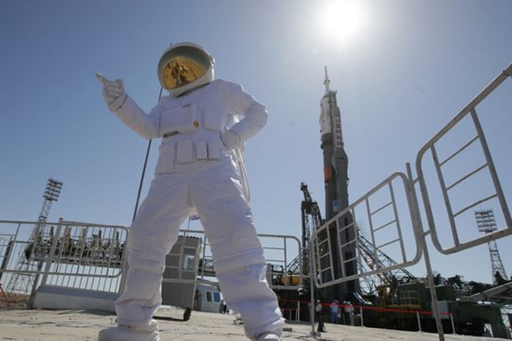 Ein Besucher posiert am Weltraumbahnhof Baikonur in einem selbstgefertigten Raumanzug.