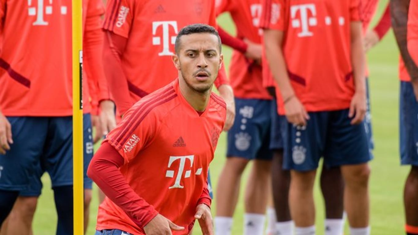Thiago wärmt sich beim ersten öffentlichen Training des FC Bayern in der Saisonvorbereitung auf.