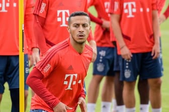 Thiago wärmt sich beim ersten öffentlichen Training des FC Bayern in der Saisonvorbereitung auf.