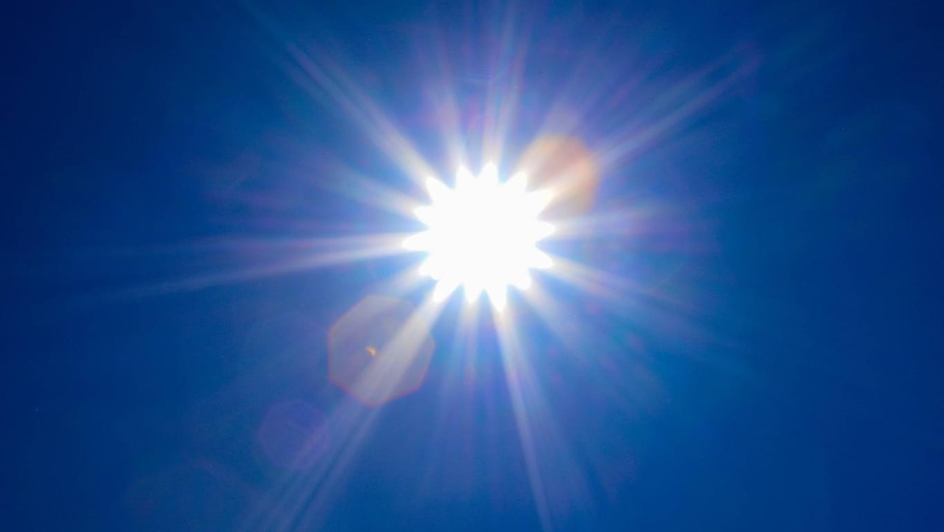 Strahlende Sonne am Himmel: Der Deutsche Wetterdienst warnt vor möglichen Belastungen durch starke Hitze zum Wochenbeginn.