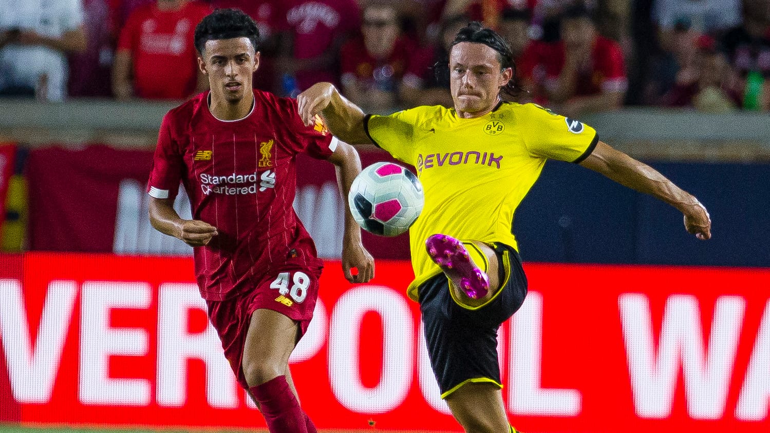 Dortmunds Nico Schulz (r.) ist vor Liverpool-Talent Curtis Jones am Ball.