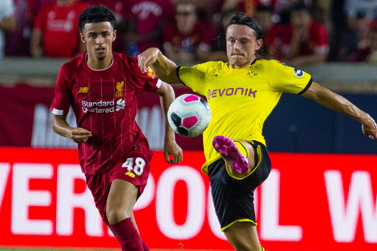 Dortmunds Nico Schulz (r.) ist vor Liverpool-Talent Curtis Jones am Ball.