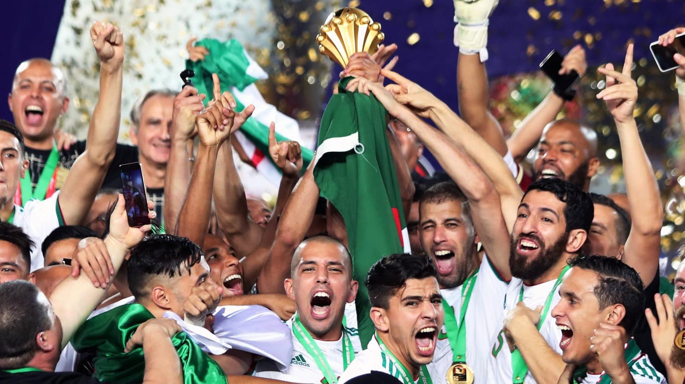 Algeriens Spieler feiern den Sieg im Finale des Afrika-Cups.