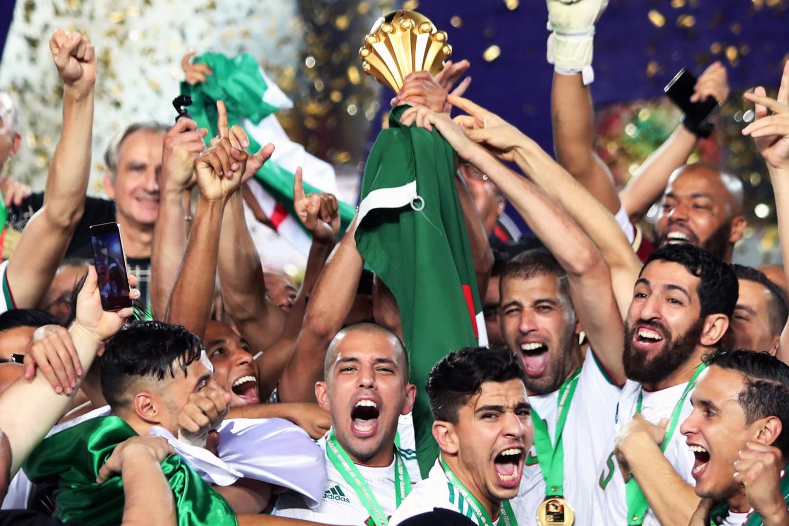 Algeriens Spieler feiern den Sieg im Finale des Afrika-Cups.