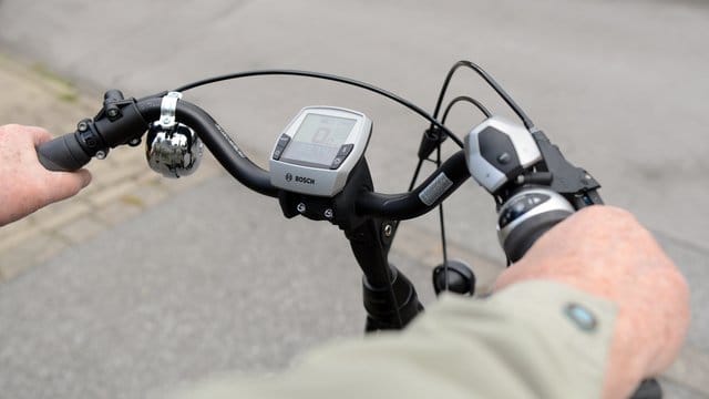 Bei einer Fahrt auf dem Elektrorad ist die Gefahr eines tödlichen Unfalls nach Berechnungen der Allianz dreimal höher als auf einem normalen Fahrrad ohne Motor. Bei einer Fahrt auf dem Elektrorad ist die Gefahr eines tödlichen Unfalls nach Berechnungen der Allianz dreimal höher als auf einem normalen Fahrrad ohne Motor.