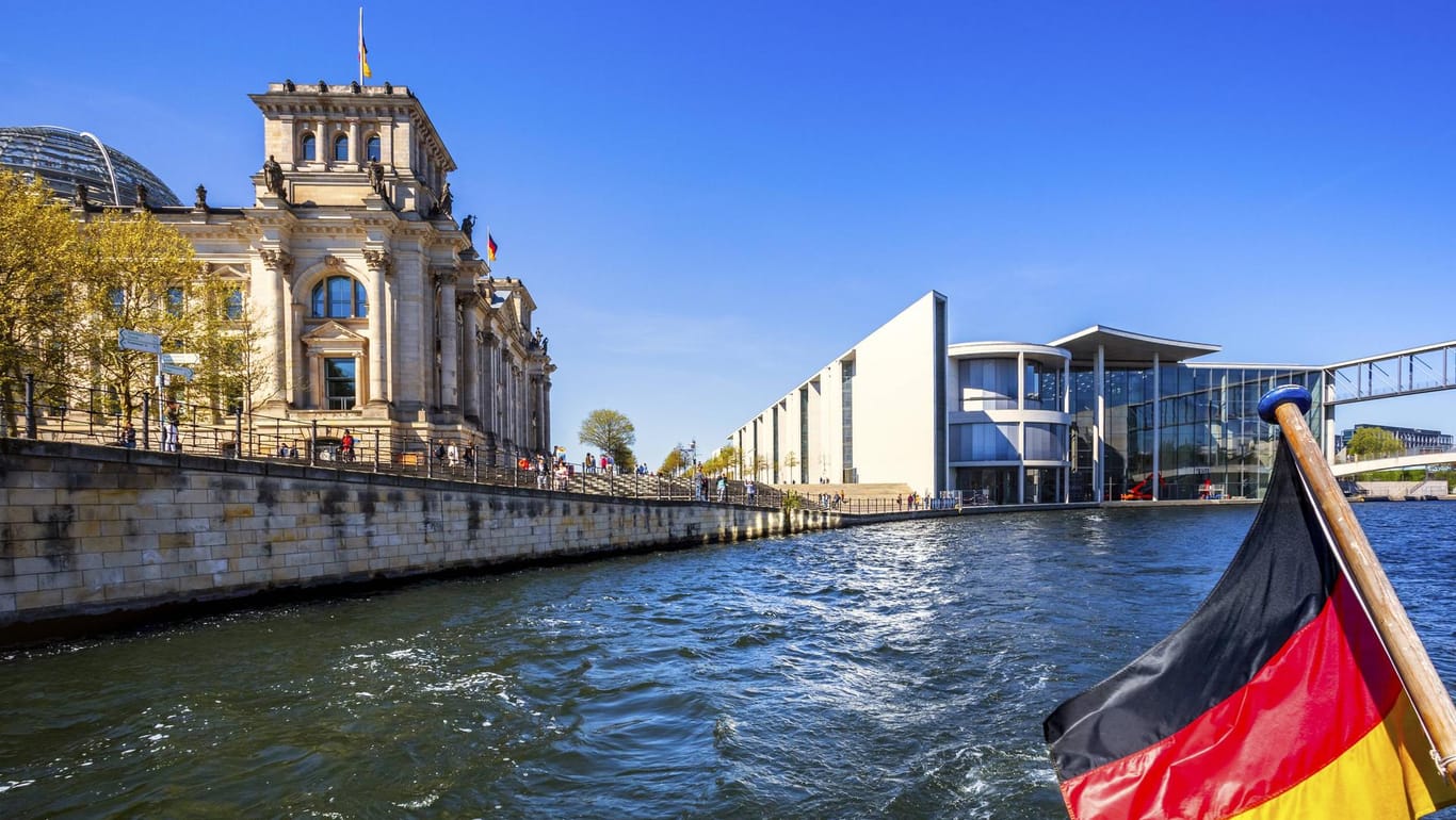 Reichstag und Paul-Löbe-Haus von der Spree aus gesehen: Mehr als die Hälfte der etwa 20.000 Ministerialbeamten ist inzwischen in Berlin angesiedelt. (Symbolfoto)