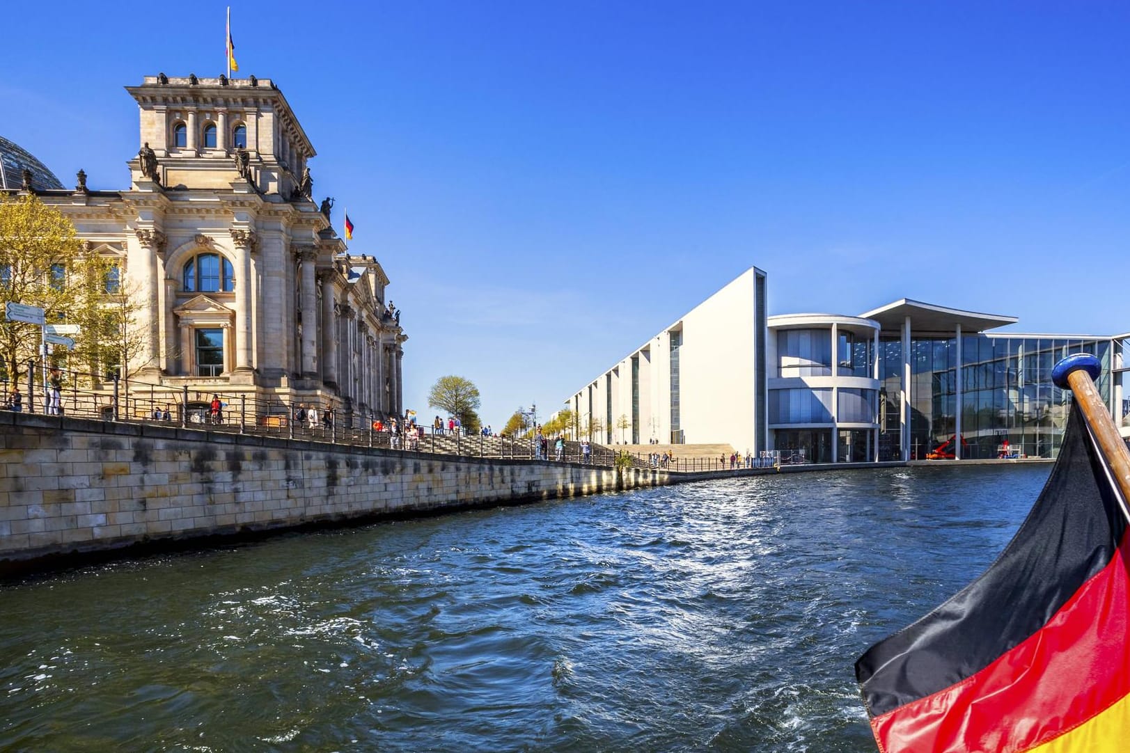 Reichstag und Paul-Löbe-Haus von der Spree aus gesehen: Mehr als die Hälfte der etwa 20.000 Ministerialbeamten ist inzwischen in Berlin angesiedelt. (Symbolfoto)