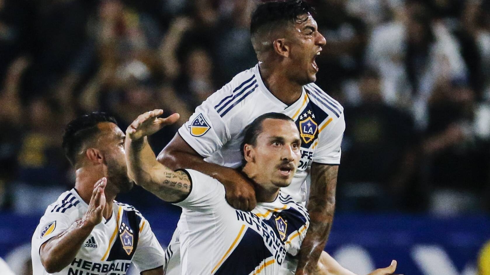 Zlatan Ibrahimovic jubelt mit seinen Mitspielern: Der Schwede hat LA Galaxy im Alleingang zum Sieg geschossen. Zlatan Ibrahimovic jubelt mit seinen Mitspielern: Der Schwede hat LA Galaxy im Alleingang zum Sieg geschossen.