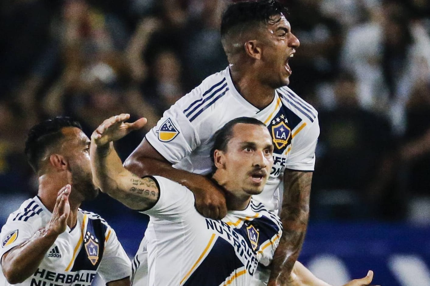 Zlatan Ibrahimovic jubelt mit seinen Mitspielern: Der Schwede hat LA Galaxy im Alleingang zum Sieg geschossen.