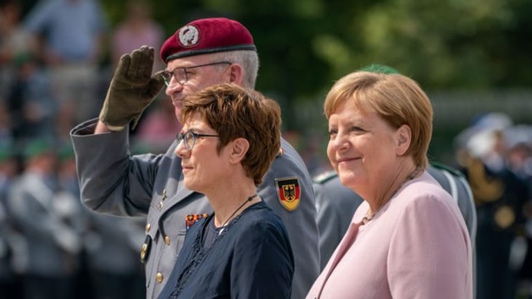 Bundesverteidigungsministerin Annegret Kramp-Karrenbauer und Bundeskanzlerin Angela Merkel beim Rekruten-Gelöbnis im Bendlerblock.