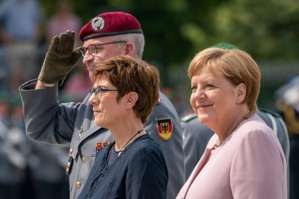 Bundesverteidigungsministerin Annegret Kramp-Karrenbauer und Bundeskanzlerin Angela Merkel beim Rekruten-Gelöbnis im Bendlerblock.