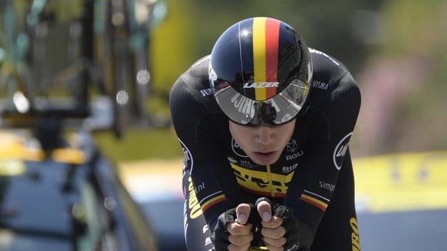 Wout Van Aert ist nach seinem Sturz im Einzelzeitfahren fast eine Stunde am Bein operiert worden.