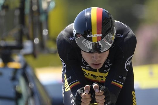 Wout Van Aert ist nach seinem Sturz im Einzelzeitfahren fast eine Stunde am Bein operiert worden.