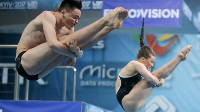 Das Synchronpaar Lou Massenberg (l) und Tina Punzel haben Bronze im Synchronspringen vom 3-Meter-Brett gewonnen. Das Synchronpaar Lou Massenberg (l) und Tina Punzel haben Bronze im Synchronspringen vom 3-Meter-Brett gewonnen.