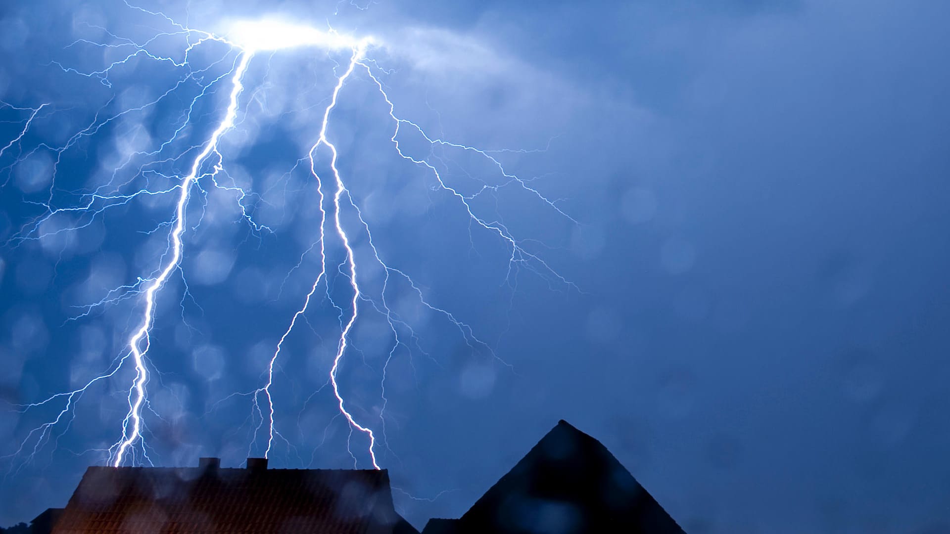 Gewitter über Gesecke in NRW: Im Westen sollen ab Mittag die ersten Gewitterwolken aufziehen. (Symbolfoto)