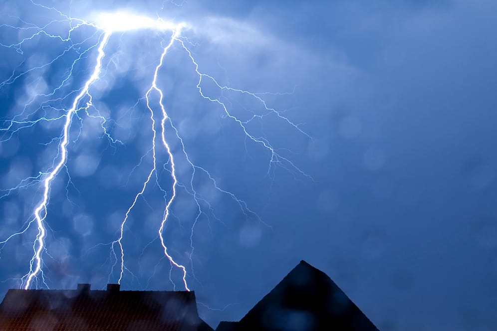 Gewitter über Gesecke in NRW: Im Westen sollen ab Mittag die ersten Gewitterwolken aufziehen. (Symbolfoto)
